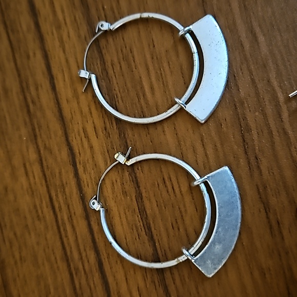 Vera Wang earrings + 2 pair earrings - Picture 2 of 4